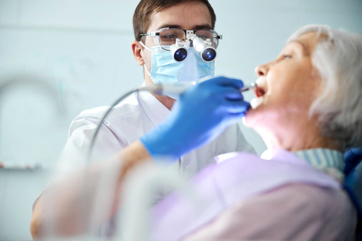 assistência odontológica para idosos cuidar melhor dos dentes